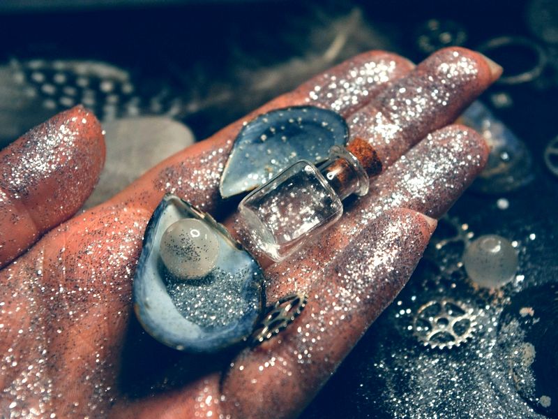 Mermaid Pearl in a Sparkling Shell (DIY Mermaid Craft Ideas For Girls Who Love Sea Decor)