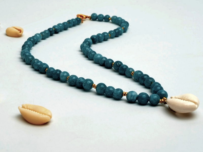 Mermaid Necklace with Shells and Beads (DIY Mermaid Craft Ideas For Girls Who Love Sea Decor)